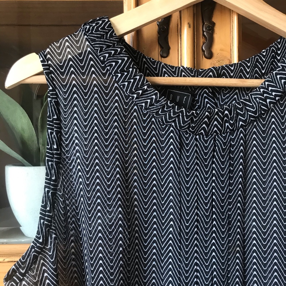 Dué Per Dué black sleeveless blouse M